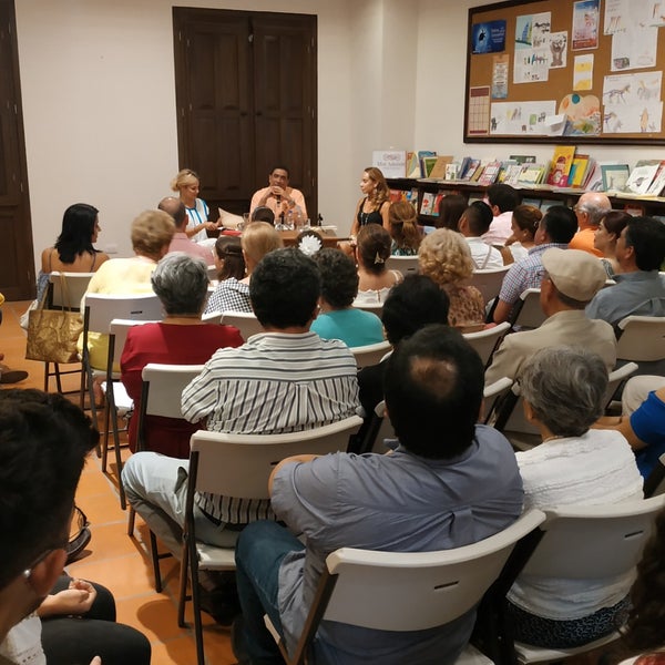 Photo taken at Librería Mar Adentro by Christian V. on 4/26/2019