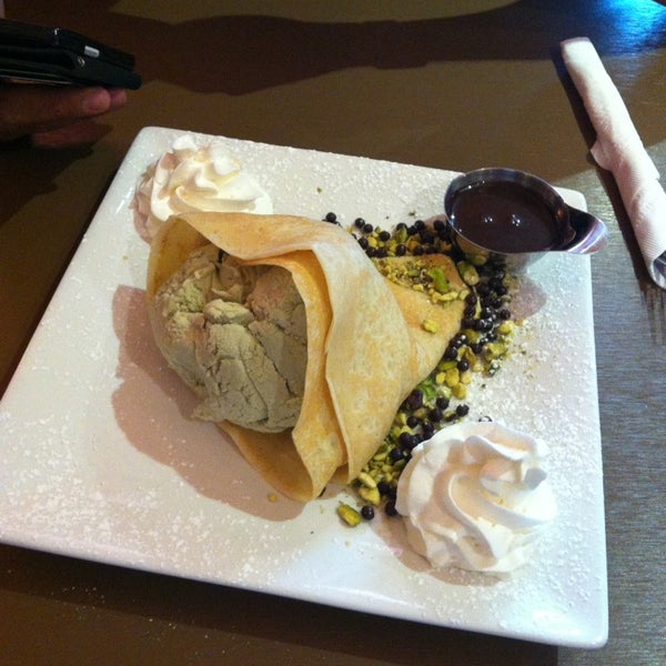 Foto scattata a Spin Dessert Cafe da annie k. il 9/1/2013