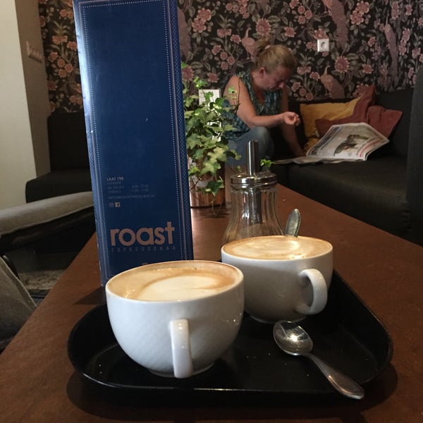 Foto tirada no(a) ROAST Espressobar por Suzan H. em 5/30/2018
