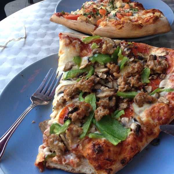 Das Foto wurde bei Serrano&#39;s Pizza von MCB am 6/14/2013 aufgenommen