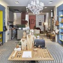 This boutique tearoom concept store offers a selection of leather goods, shoes, jewelry and beauty products by top Parisian designers.