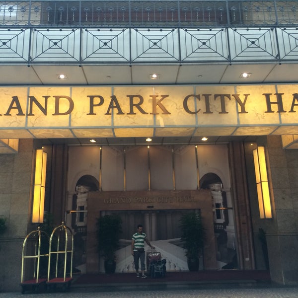 Foto diambil di Grand Park City Hall Hotel oleh 𝘼𝙣𝙞𝙩𝙖 pada 5/27/2016