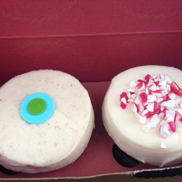 12/7/2013 tarihinde H. C.ziyaretçi tarafından Sprinkles Cupcakes'de çekilen fotoğraf