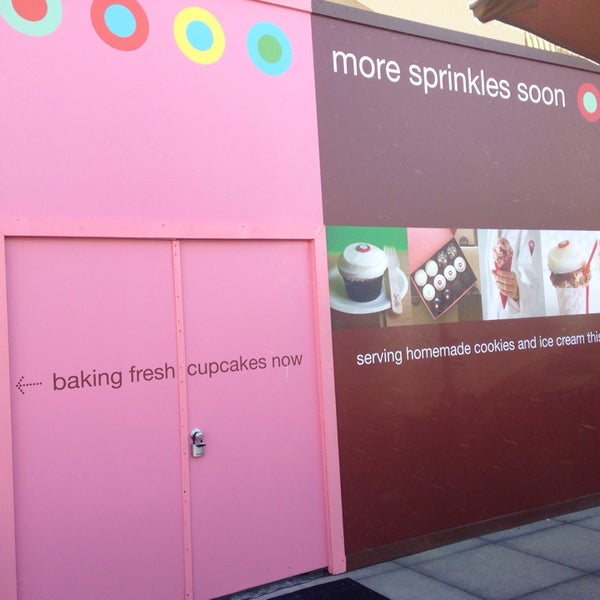 Photo taken at Sprinkles Cupcakes by H. C. on 11/1/2014