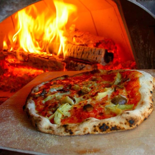 Итальянская печь для пиццы. Печь для пиццы на дровах. Пицца из печи черепаново. Дровяная печь для пиццы. Печь для пиццы на дровах.
