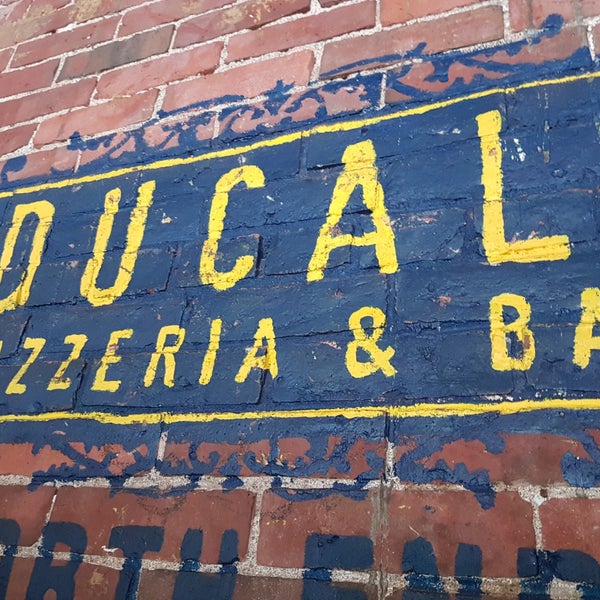 10/6/2018 tarihinde Janusz M.ziyaretçi tarafından Ducali Pizzeria &amp; Bar'de çekilen fotoğraf