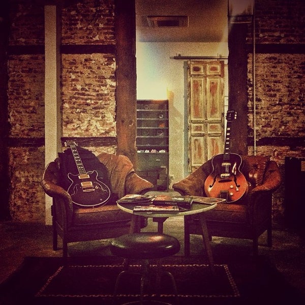 Photo taken at Headbanger rare guitars by José M S. on 12/6/2013