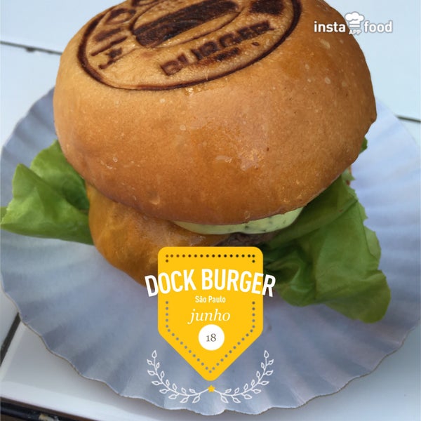 Photo taken at Dock Burger by Alexandre Junqueira C. on 6/18/2016