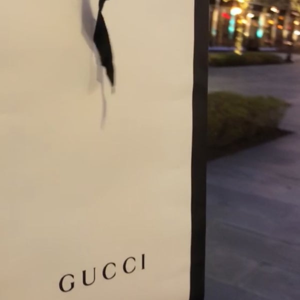 Foto tirada no(a) Gucci por YA em 3/7/2020