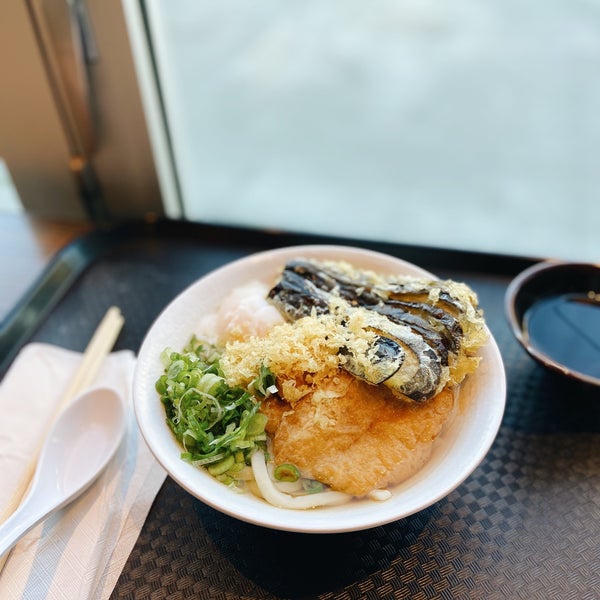 Photo taken at U:Don Fresh Japanese Noodle Station by Sara C. on 10/31/2021