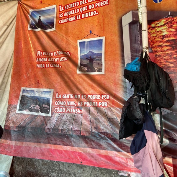 รูปภาพถ่ายที่ Tacos al Carbón &quot;Mi Oficina&quot; โดย Roberto D. เมื่อ 12/22/2021
