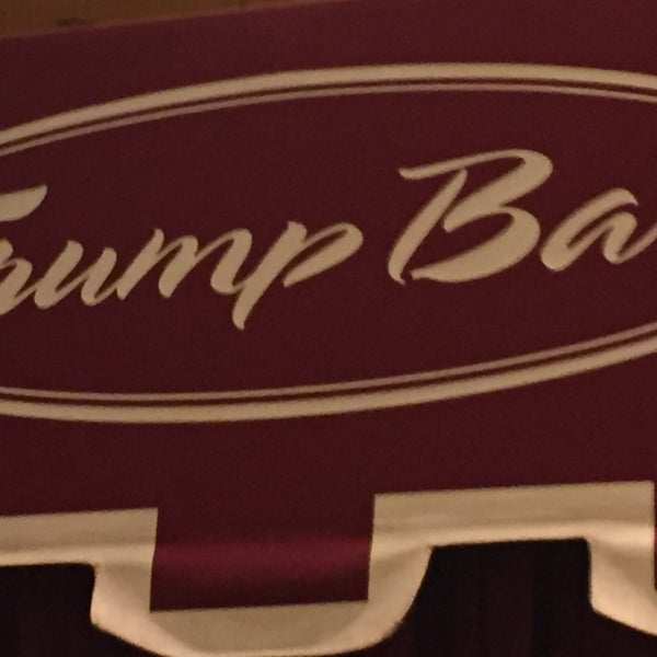 Foto scattata a Trump Bar da Hugo O. il 11/19/2016