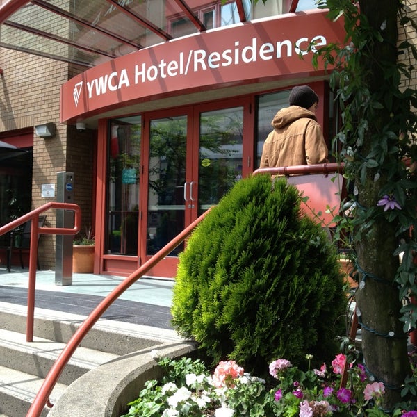 Foto tirada no(a) YWCA Hotel/Residence por Will L. em 5/22/2013