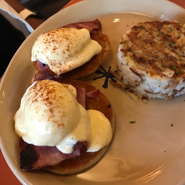 Photo taken at Snooze, an A.M. Eatery by Daniel E. on 9/10/2017