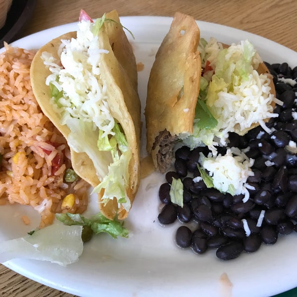 Foto diambil di La Fogata Mexican Restaurant &amp; Catering oleh Daniel E. pada 7/1/2017