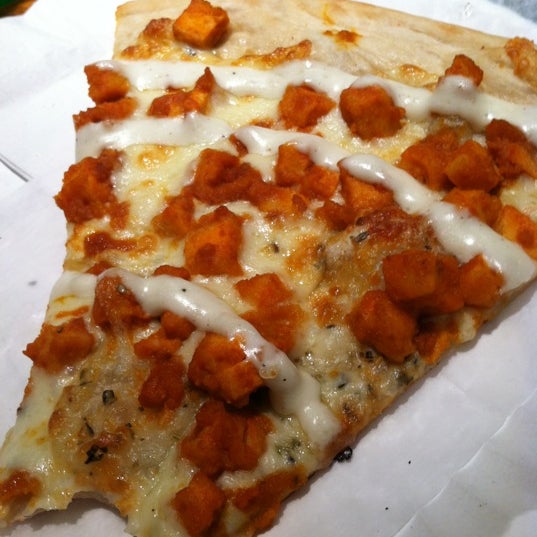 Foto diambil di Danny&#39;s Pizzeria oleh Felicia B. pada 12/17/2012