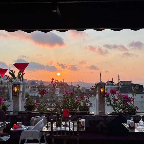 Foto scattata a Roof Mezze 360 Restaurant da Devonta il 7/7/2021