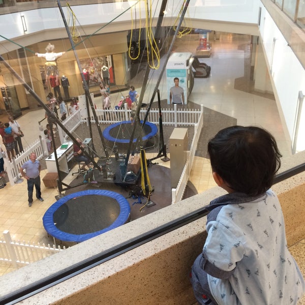 9/19/2015 tarihinde Fazah H.ziyaretçi tarafından Chesterfield Mall'de çekilen fotoğraf
