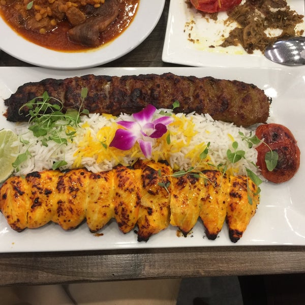 Foto tirada no(a) Amoo&#39;s Kabob por Yousif D. em 6/1/2018