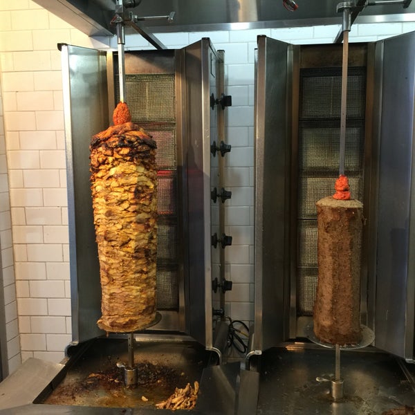One of best döner spot that I ever tried!! Both chicken and beef wraps tasted delicious. They were perfect with the hot or taziki sauces. 👌🏽 highly recommended