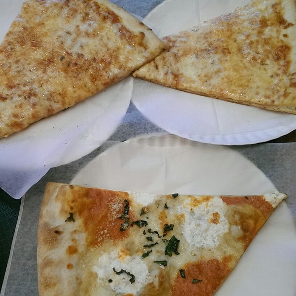 7/28/2015 tarihinde Hannah R.ziyaretçi tarafından Saba&#39;s Pizza'de çekilen fotoğraf