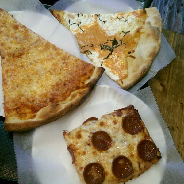 Das Foto wurde bei Saba&#39;s Pizza von Hannah R. am 7/13/2015 aufgenommen