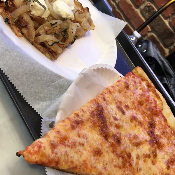 Das Foto wurde bei Saba&#39;s Pizza von Hannah R. am 7/11/2018 aufgenommen