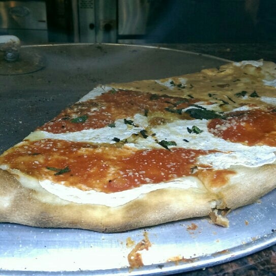 10/25/2015 tarihinde Hannah R.ziyaretçi tarafından Saba&#39;s Pizza'de çekilen fotoğraf