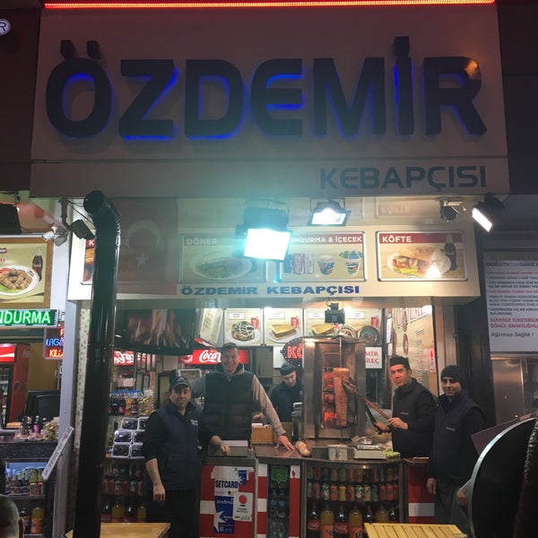 Foto tomada en Özdemir Kokoreç  por İbrahim D. el 1/6/2017