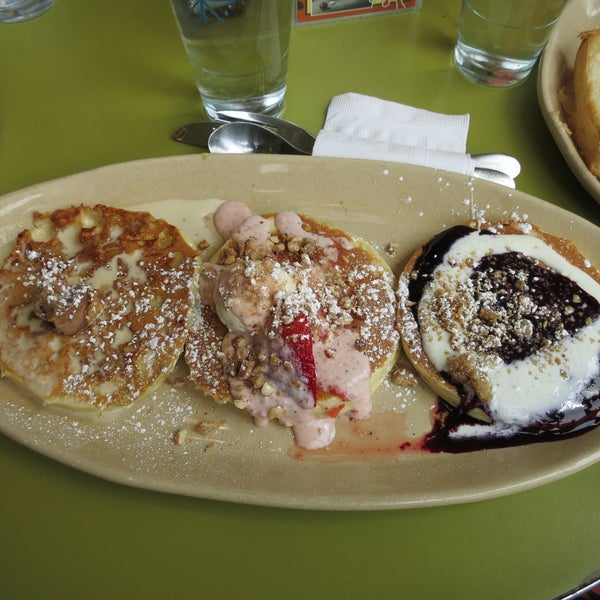 Photo taken at Snooze, an A.M. Eatery by Vinson L. on 4/25/2015