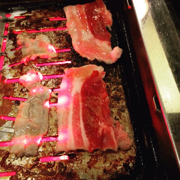 7/10/2015 tarihinde Kenziyaretçi tarafından Sura Korean BBQ Buffet'de çekilen fotoğraf
