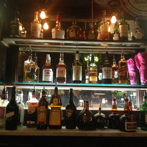 Foto tirada no(a) Yesterday&#39;s Restaurant &amp; Tavern por Mike D. em 9/21/2013