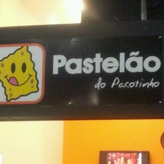 Photo taken at Pastelão do Pacotinho by Pablo R. on 9/16/2012