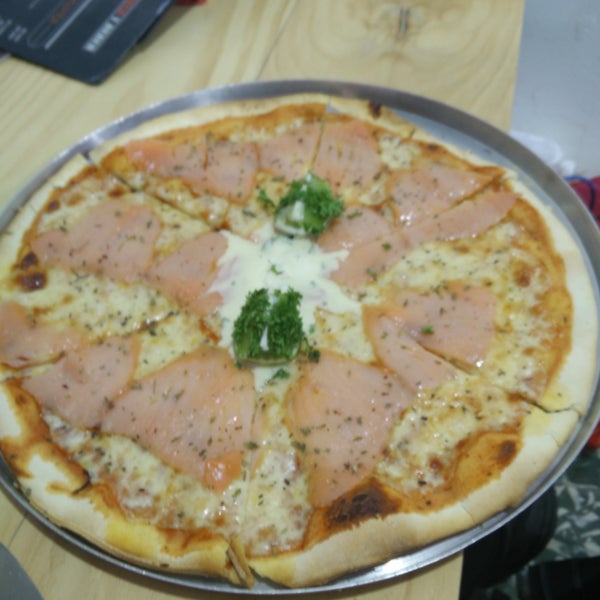 Buen ambiente música y comida La pizza con salmón ahumado que deliciosa mmm !