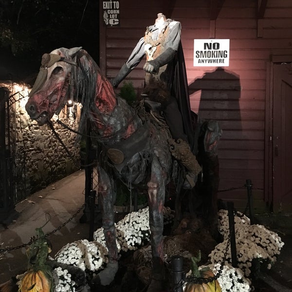 Photo taken at Headless Horseman Haunted Attractions by Yogita M. on 10/29/2016