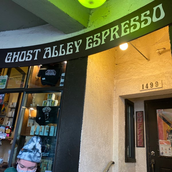 Foto diambil di Ghost Alley Espresso oleh Yogita M. pada 11/20/2021