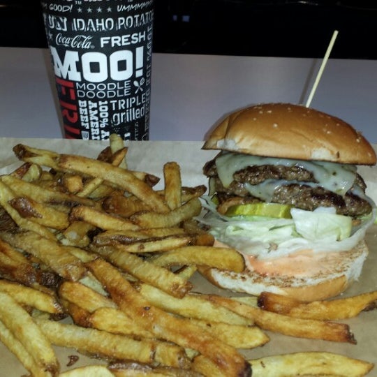 12/4/2013에 Robert Y.님이 MOOYAH Burgers, Fries &amp; Shakes에서 찍은 사진