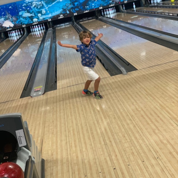 Foto tomada en Bird Bowl Bowling Center  por Stephanie el 8/3/2019