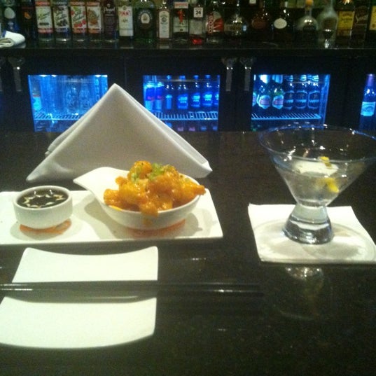 Foto scattata a Midori Sushi and Martini Lounge da Jon S. il 10/31/2012