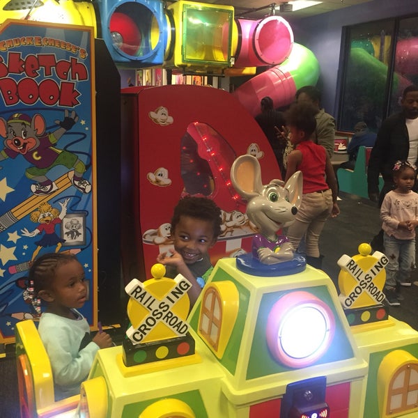 Chuck E. Cheese Largo'da Oyun Salonu