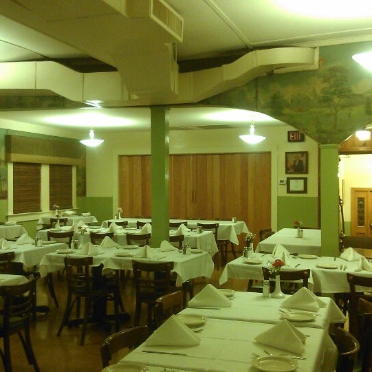 Photo prise au Sammy&#39;s Ye Old Cider Mill Restaurant par Joey L. le11/13/2013