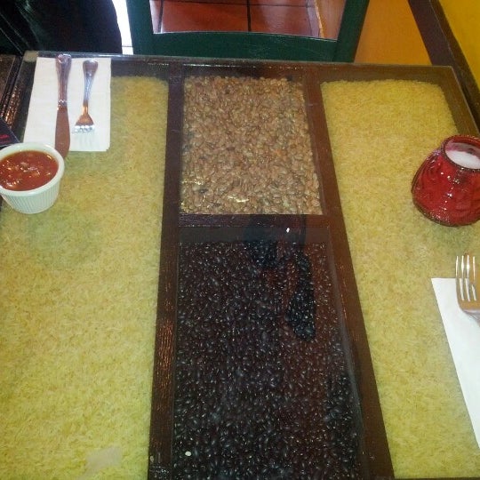 รูปภาพถ่ายที่ Refried Beans Mexican Restaurant โดย Wendy W. เมื่อ 9/30/2012