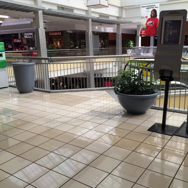 3/23/2014 tarihinde Alex R.ziyaretçi tarafından St. Clair Square Mall'de çekilen fotoğraf