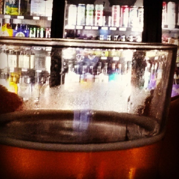 Foto diambil di Go Tavern &amp; Liquors oleh Nick L. pada 9/7/2013