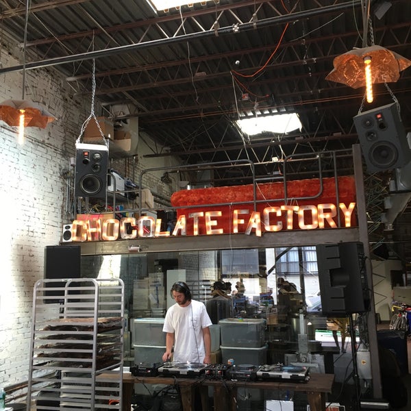 6/4/2016 tarihinde Will S.ziyaretçi tarafından Fine &amp; Raw Chocolate Factory'de çekilen fotoğraf