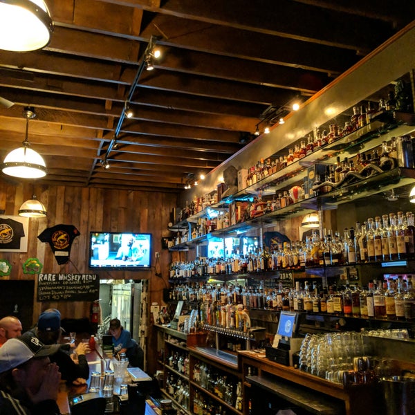 Foto scattata a Snake Pit Alehouse Whiskey Bar &amp; Kitchen da Will S. il 3/8/2019
