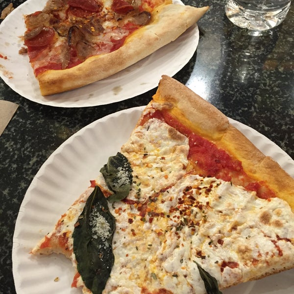 1/27/2016にcristina c.がRay&#39;s Pizzaで撮った写真
