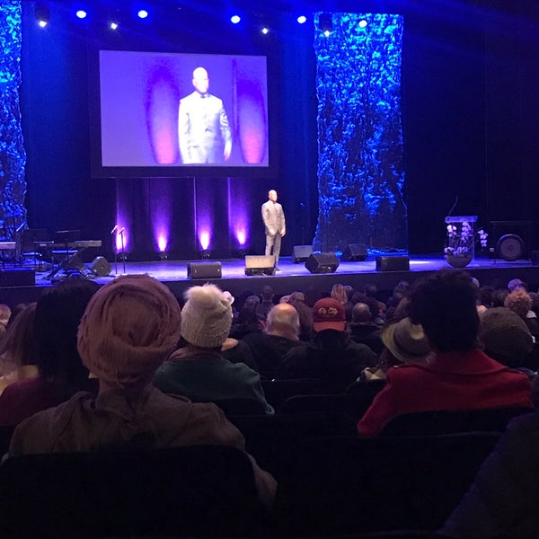 รูปภาพถ่ายที่ Saban Theater โดย Jennifer B. เมื่อ 12/15/2019