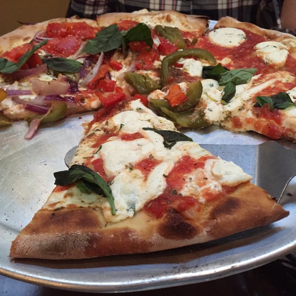 Снимок сделан в Patsy&#39;s Pizzeria пользователем Chad P. 5/7/2016