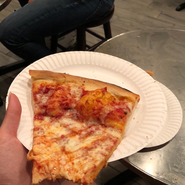 Fotos en 2 Bros. Pizza East Village 32 Saint Marks Pl